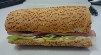 Sesam-Stangenbaguete als Subway-Sandwich verkleidet